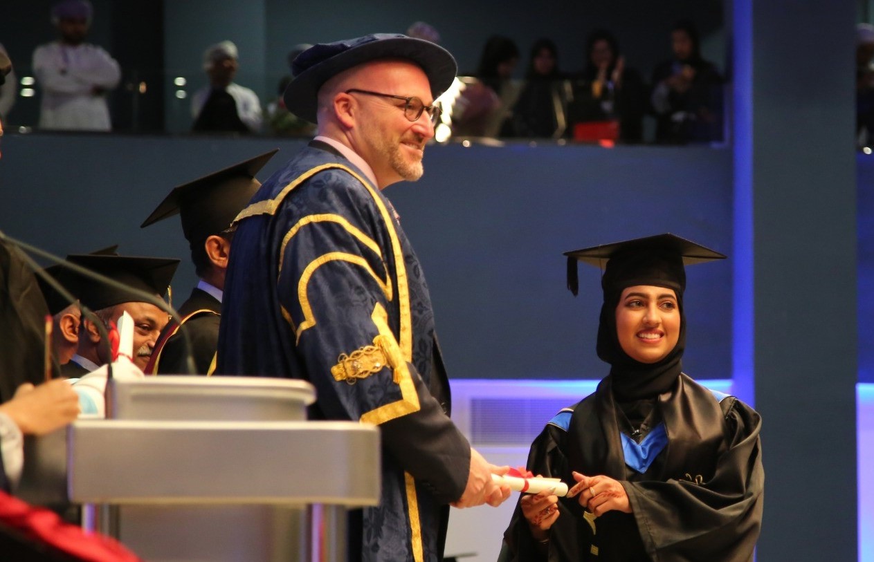 طيف، حياة الطلبة، خريجين، كلية الشرق الأوسط