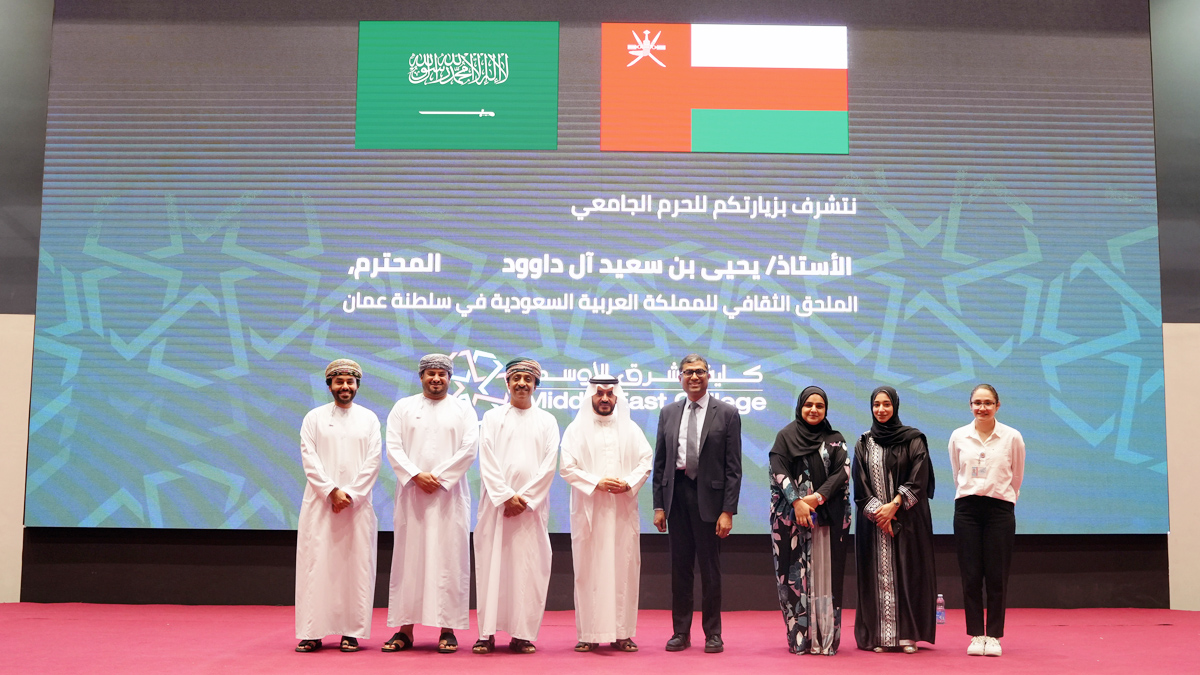 الملحق الثقافي السعودي لدى عمان يزور كلية الشرق الأوسط